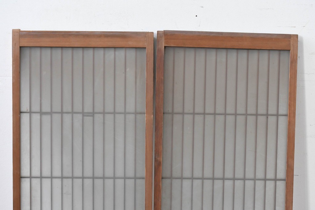 ヴィンテージ建具　昭和後期　すっきりとした縦桟格子に組子細工が映える片面ガラスの書院戸2枚セット　(R-086610)