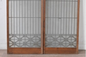ヴィンテージ建具　昭和後期　すっきりとした縦桟格子に組子細工が映える片面ガラスの書院戸2枚セット　(R-086610)