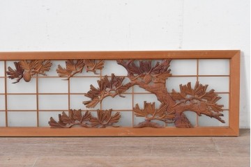 ヴィンテージ建具　昭和後期　繊細な梅松の彫刻が目を惹く片面ガラスの欄間1枚　(R-086613)