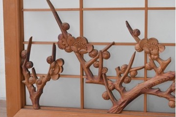 ヴィンテージ建具　昭和後期　繊細な梅松の彫刻が目を惹く片面ガラスの欄間1枚　(R-086613)