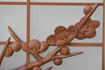 ヴィンテージ建具　昭和後期　繊細な梅松の彫刻が目を惹く片面ガラスの欄間1枚　(R-086613)