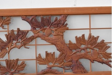 ヴィンテージ建具　昭和後期　繊細な梅松の彫刻が目を惹く片面ガラスの欄間1枚　(R-086613)
