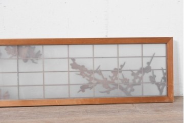 ヴィンテージ建具　昭和後期　繊細な梅松の彫刻が目を惹く片面ガラスの欄間1枚　(R-086613)