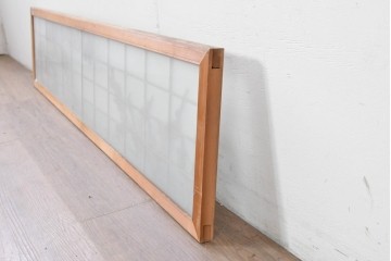 ヴィンテージ建具　昭和後期　繊細な梅松の彫刻が目を惹く片面ガラスの欄間1枚　(R-086613)
