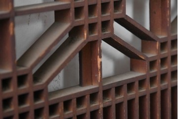 アンティーク建具　大正から昭和初期　黒い縁取りに緻密な組子細工が映える欄間2枚セット　(R-086614)