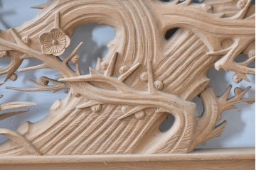 ヴィンテージ建具　昭和後期　在銘　四君子(梅・蘭・竹・菊)の見事な透かし彫りがあしらわれた欄間2枚セット　(R-086616)