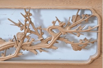 ヴィンテージ建具　昭和後期　在銘　四君子(梅・蘭・竹・菊)の見事な透かし彫りがあしらわれた欄間2枚セット　(R-086616)