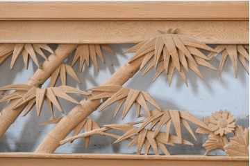 ヴィンテージ建具　昭和後期　在銘　四君子(梅・蘭・竹・菊)の見事な透かし彫りがあしらわれた欄間2枚セット　(R-086616)
