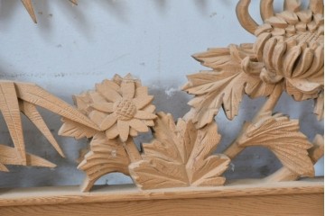 ヴィンテージ建具　昭和後期　在銘　四君子(梅・蘭・竹・菊)の見事な透かし彫りがあしらわれた欄間2枚セット　(R-086616)