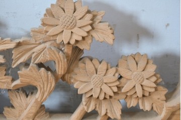 ヴィンテージ建具　昭和後期　在銘　四君子(梅・蘭・竹・菊)の見事な透かし彫りがあしらわれた欄間2枚セット　(R-086616)