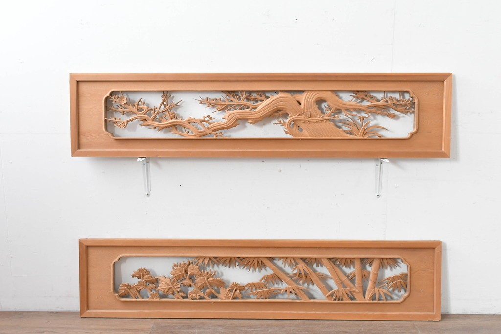 ヴィンテージ建具　昭和後期　在銘　四君子(梅・蘭・竹・菊)の見事な透かし彫りがあしらわれた欄間2枚セット　(R-086616)