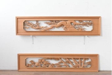 ヴィンテージ建具　昭和後期　在銘　四君子(梅・蘭・竹・菊)の見事な透かし彫りがあしらわれた欄間2枚セット　(R-086616)
