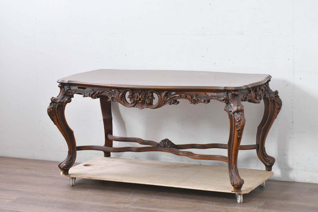 イタリアヴィンテージ　アンティーク調　ロココ様式の彫刻が優雅なサロンテーブル　(R-086617)