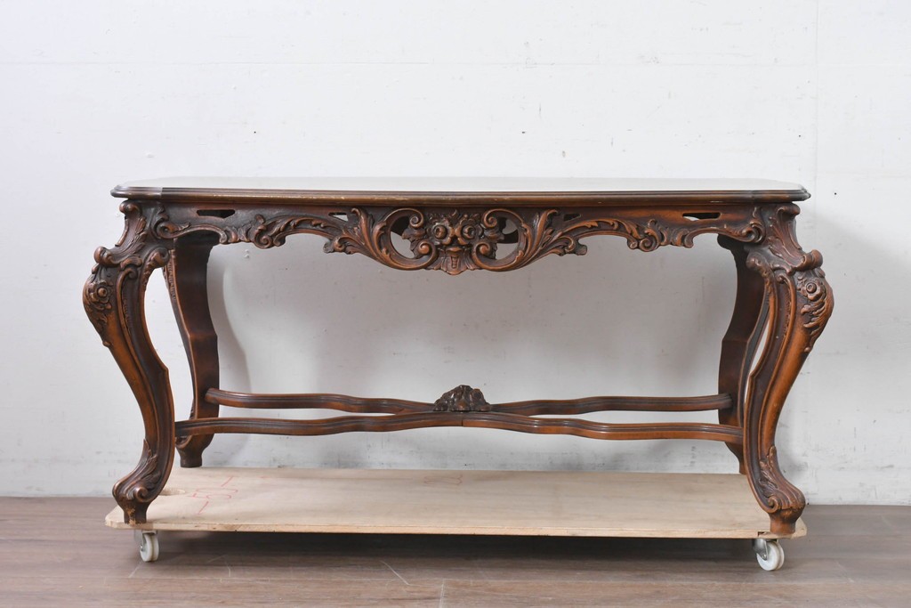 イタリアヴィンテージ　アンティーク調　ロココ様式の彫刻が優雅なサロンテーブル　(R-086617)