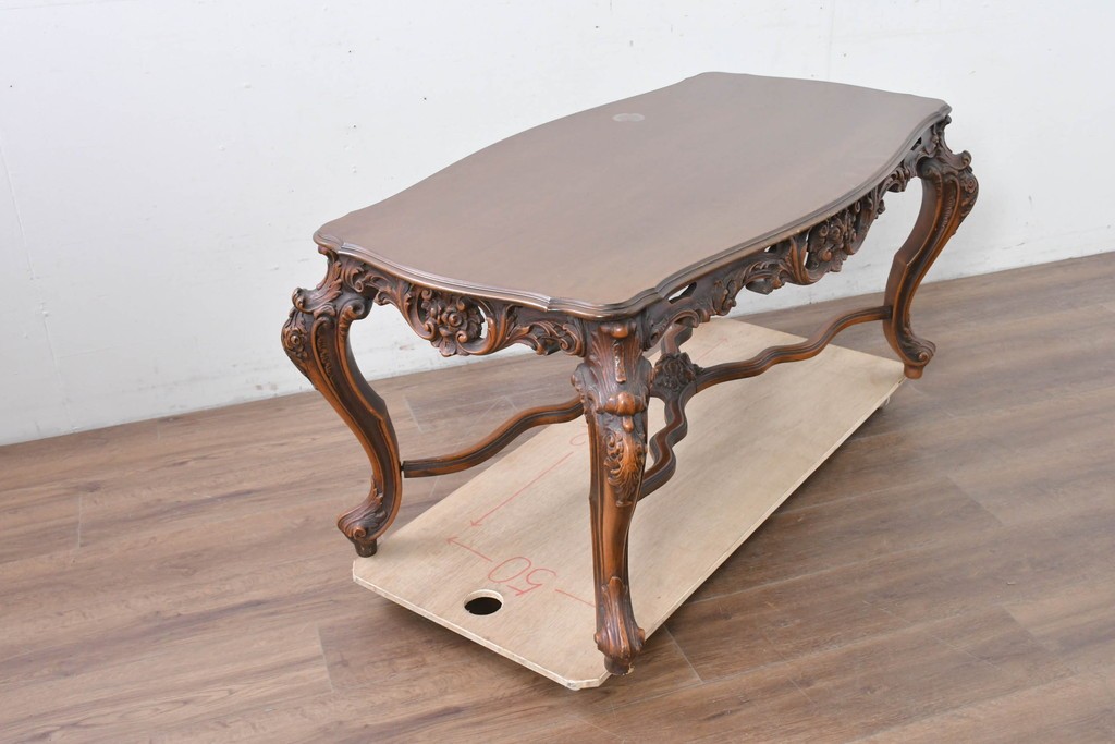 イタリアヴィンテージ　アンティーク調　ロココ様式の彫刻が優雅なサロンテーブル　(R-086617)