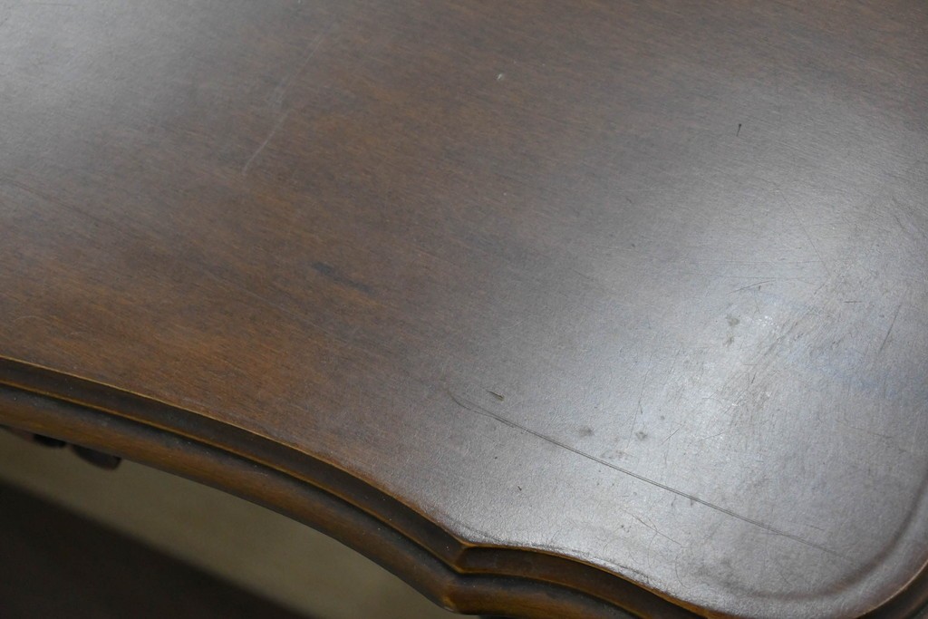 イタリアヴィンテージ　アンティーク調　ロココ様式の彫刻が優雅なサロンテーブル　(R-086617)