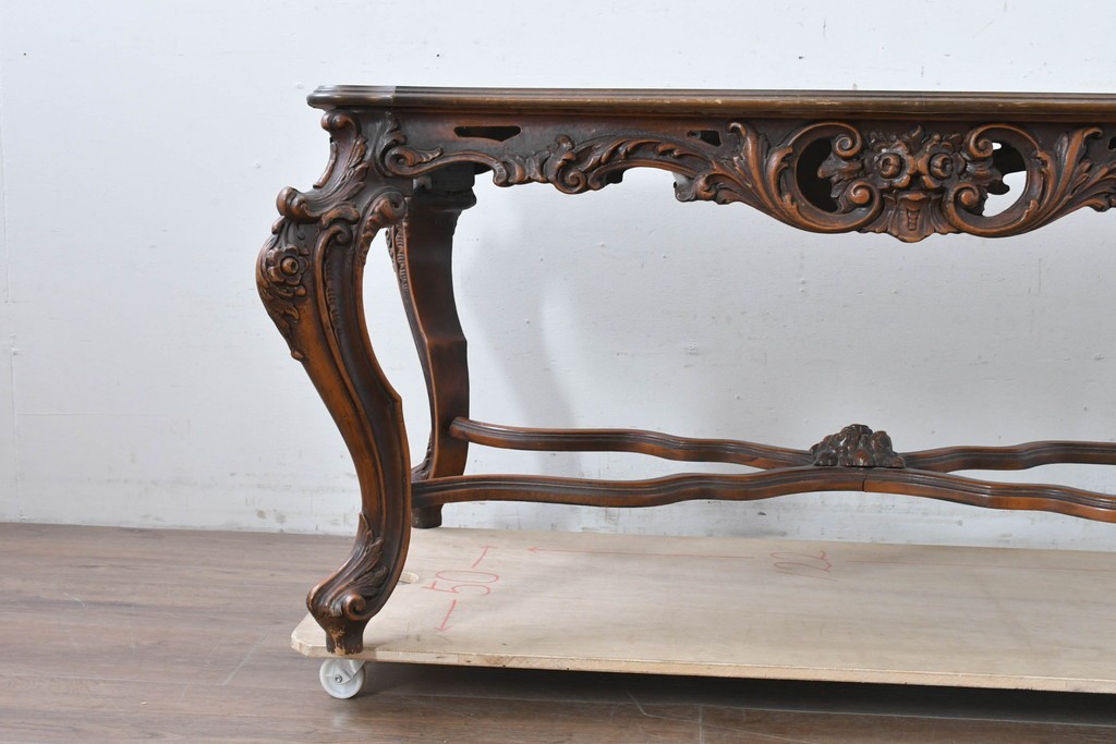 イタリアヴィンテージ　アンティーク調　ロココ様式の彫刻が優雅なサロンテーブル　(R-086617)