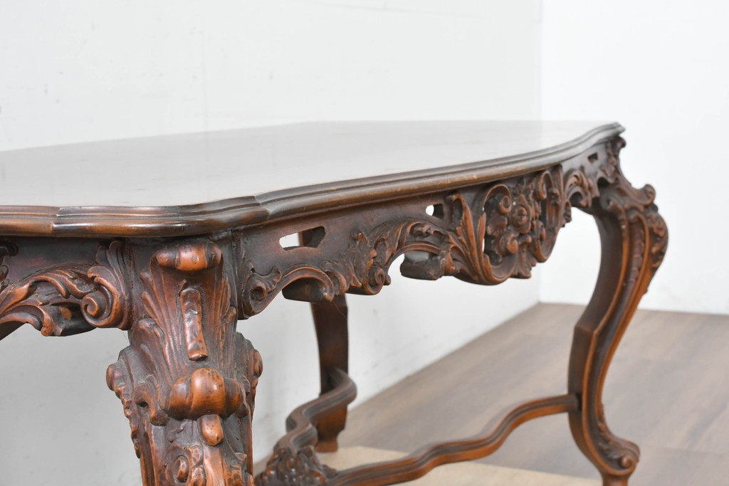 イタリアヴィンテージ　アンティーク調　ロココ様式の彫刻が優雅なサロンテーブル　(R-086617)