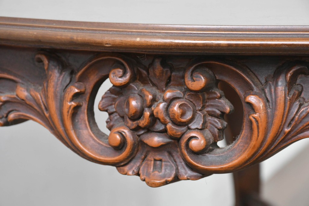 イタリアヴィンテージ　アンティーク調　ロココ様式の彫刻が優雅なサロンテーブル　(R-086617)
