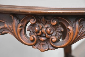 イタリアヴィンテージ　アンティーク調　ロココ様式の彫刻が優雅なサロンテーブル　(R-086617)