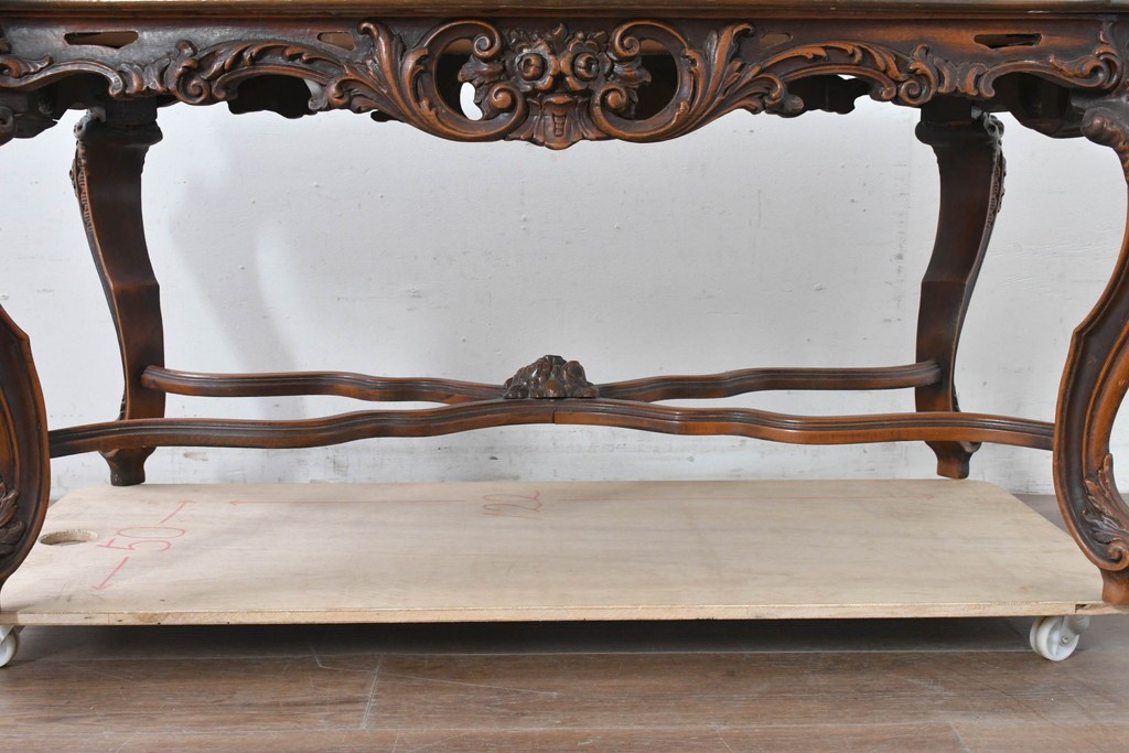 イタリアヴィンテージ　アンティーク調　ロココ様式の彫刻が優雅なサロンテーブル　(R-086617)