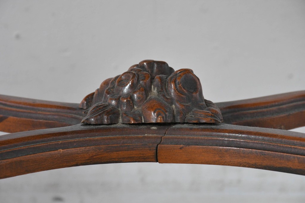 イタリアヴィンテージ　アンティーク調　ロココ様式の彫刻が優雅なサロンテーブル　(R-086617)