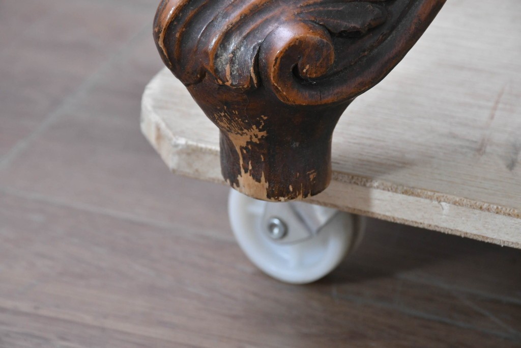 イタリアヴィンテージ　アンティーク調　ロココ様式の彫刻が優雅なサロンテーブル　(R-086617)