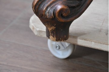 イタリアヴィンテージ　アンティーク調　ロココ様式の彫刻が優雅なサロンテーブル　(R-086617)