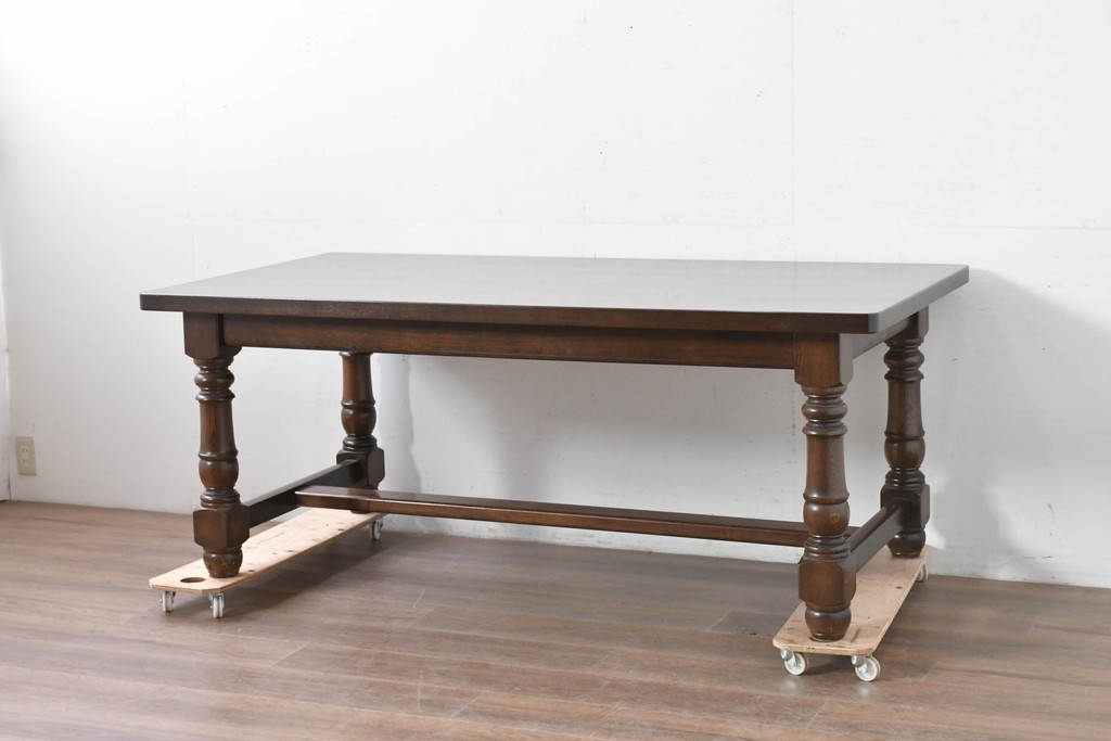 中古　美品　横浜クラシック家具　ノックオンウッド(knockonwood)　タモ材　重厚感のある挽き物脚のダイニングテーブル　定価約55万円　(R-086618)