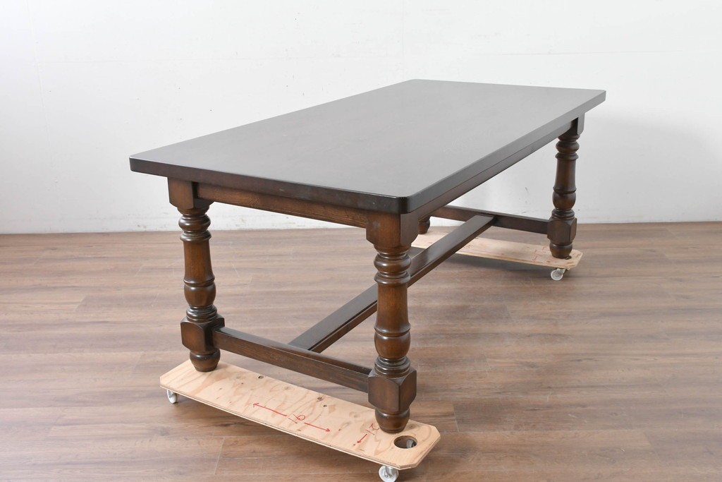 中古　美品　横浜クラシック家具　ノックオンウッド(knockonwood)　タモ材　重厚感のある挽き物脚のダイニングテーブル　定価約55万円　(R-086618)