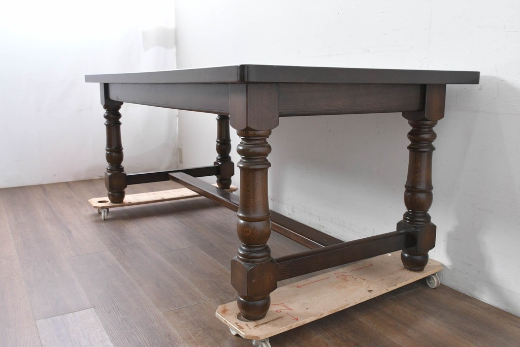 中古　美品　横浜クラシック家具　ノックオンウッド(knockonwood)　タモ材　重厚感のある挽き物脚のダイニングテーブル　定価約55万円　(R-086618)