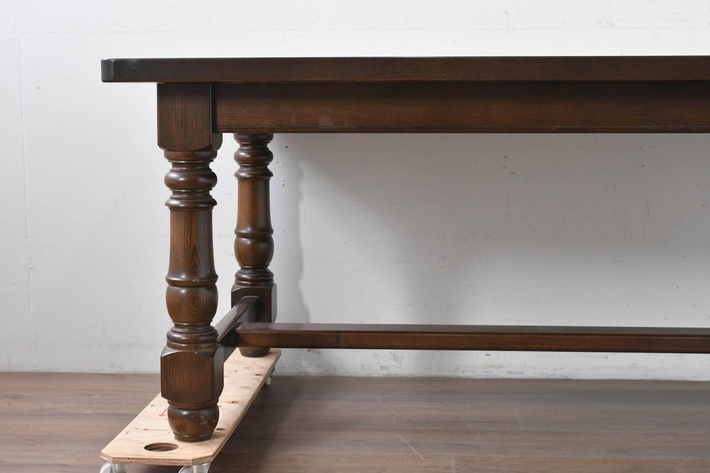 中古　美品　横浜クラシック家具　ノックオンウッド(knockonwood)　タモ材　重厚感のある挽き物脚のダイニングテーブル　定価約55万円　(R-086618)