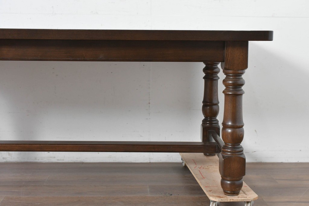 中古　美品　横浜クラシック家具　ノックオンウッド(knockonwood)　タモ材　重厚感のある挽き物脚のダイニングテーブル　定価約55万円　(R-086618)