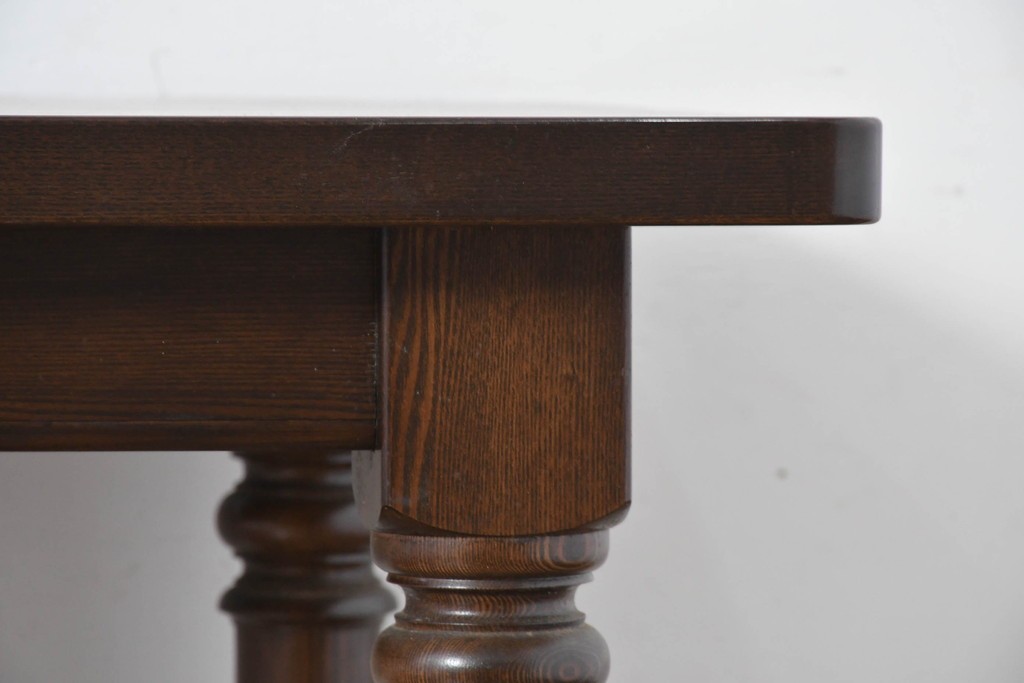 中古　美品　横浜クラシック家具　ノックオンウッド(knockonwood)　タモ材　重厚感のある挽き物脚のダイニングテーブル　定価約55万円　(R-086618)