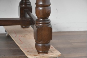 中古　美品　横浜クラシック家具　ノックオンウッド(knockonwood)　タモ材　重厚感のある挽き物脚のダイニングテーブル　定価約55万円　(R-086618)