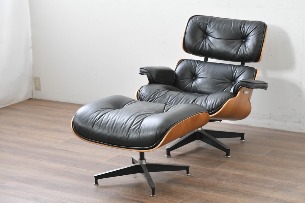 中古　Herman Miller(ハーマンミラー)　本革　こだわり抜かれた座り心地のイームズラウンジチェアとオットマンのセット　定価約113万円　(R-086620)