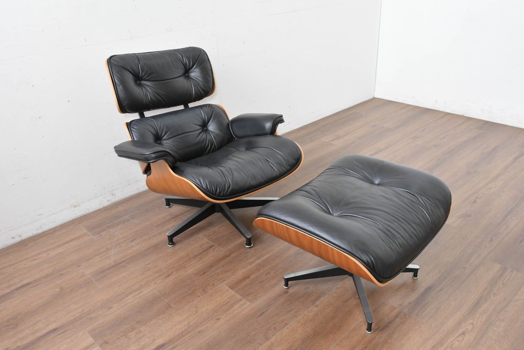 中古　Herman Miller(ハーマンミラー)　本革　こだわり抜かれた座り心地のイームズラウンジチェアとオットマンのセット　定価約113万円　(R-086620)