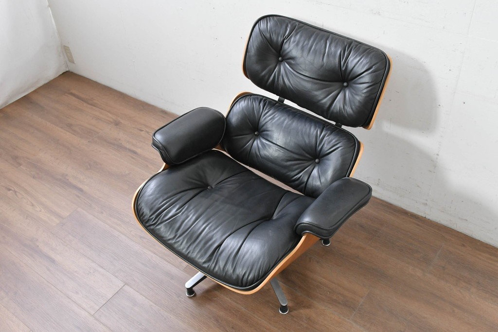 中古　Herman Miller(ハーマンミラー)　本革　こだわり抜かれた座り心地のイームズラウンジチェアとオットマンのセット　定価約113万円　(R-086620)