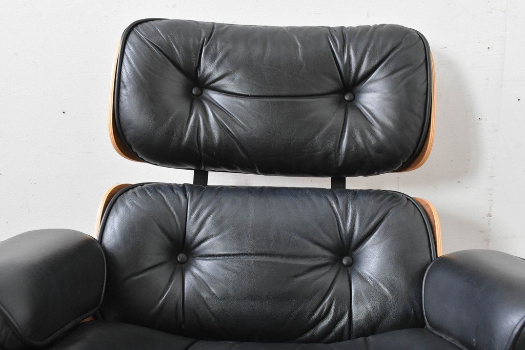 中古　Herman Miller(ハーマンミラー)　本革　こだわり抜かれた座り心地のイームズラウンジチェアとオットマンのセット　定価約113万円　(R-086620)