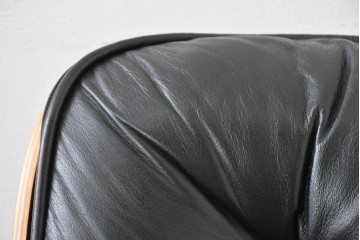 中古　Herman Miller(ハーマンミラー)　本革　こだわり抜かれた座り心地のイームズラウンジチェアとオットマンのセット　定価約113万円　(R-086620)