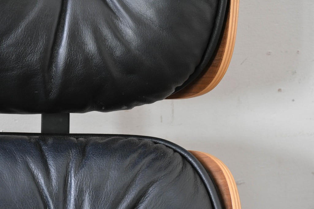 中古　Herman Miller(ハーマンミラー)　本革　こだわり抜かれた座り心地のイームズラウンジチェアとオットマンのセット　定価約113万円　(R-086620)