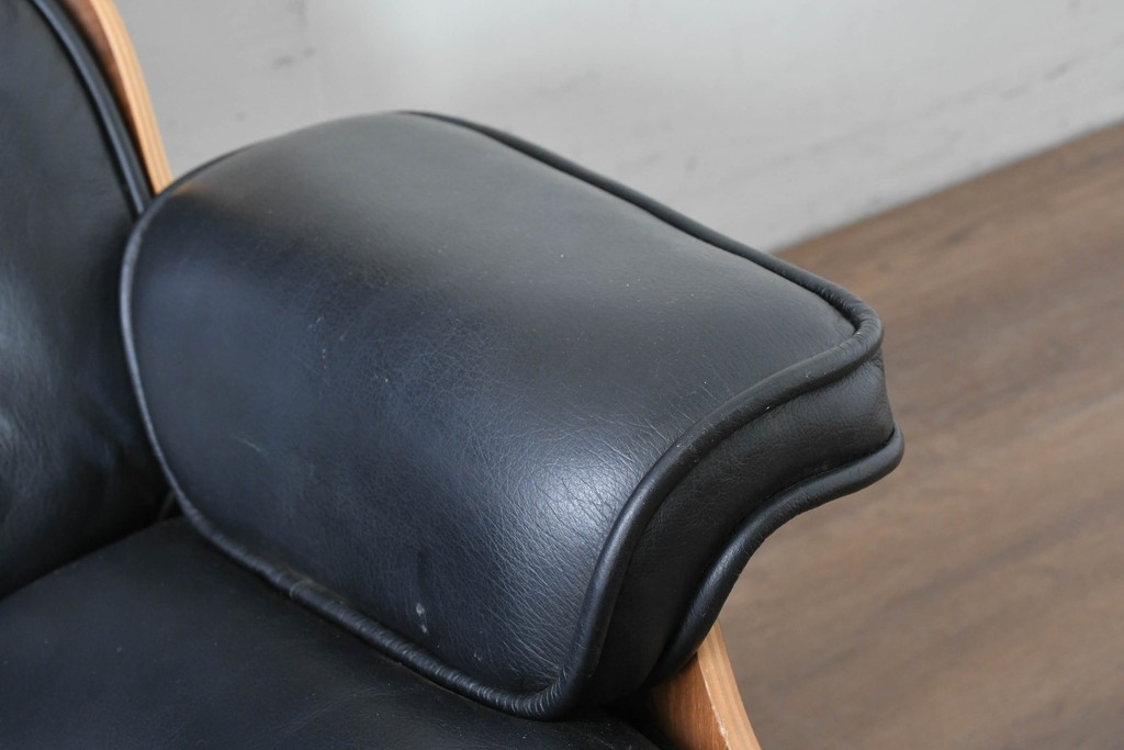 中古　Herman Miller(ハーマンミラー)　本革　こだわり抜かれた座り心地のイームズラウンジチェアとオットマンのセット　定価約113万円　(R-086620)