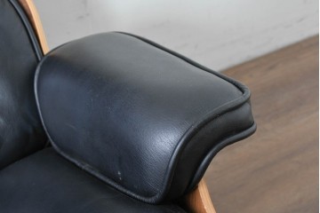 中古　Herman Miller(ハーマンミラー)　本革　こだわり抜かれた座り心地のイームズラウンジチェアとオットマンのセット　定価約113万円　(R-086620)