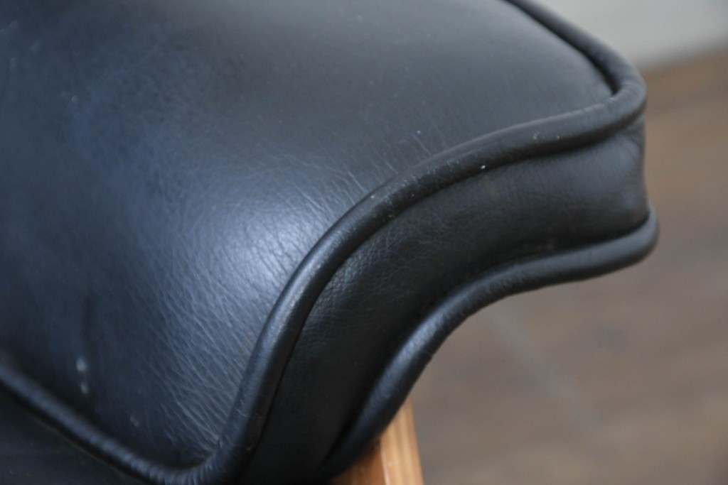 中古　Herman Miller(ハーマンミラー)　本革　こだわり抜かれた座り心地のイームズラウンジチェアとオットマンのセット　定価約113万円　(R-086620)