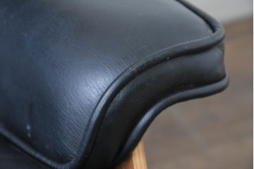 中古　Herman Miller(ハーマンミラー)　本革　こだわり抜かれた座り心地のイームズラウンジチェアとオットマンのセット　定価約113万円　(R-086620)