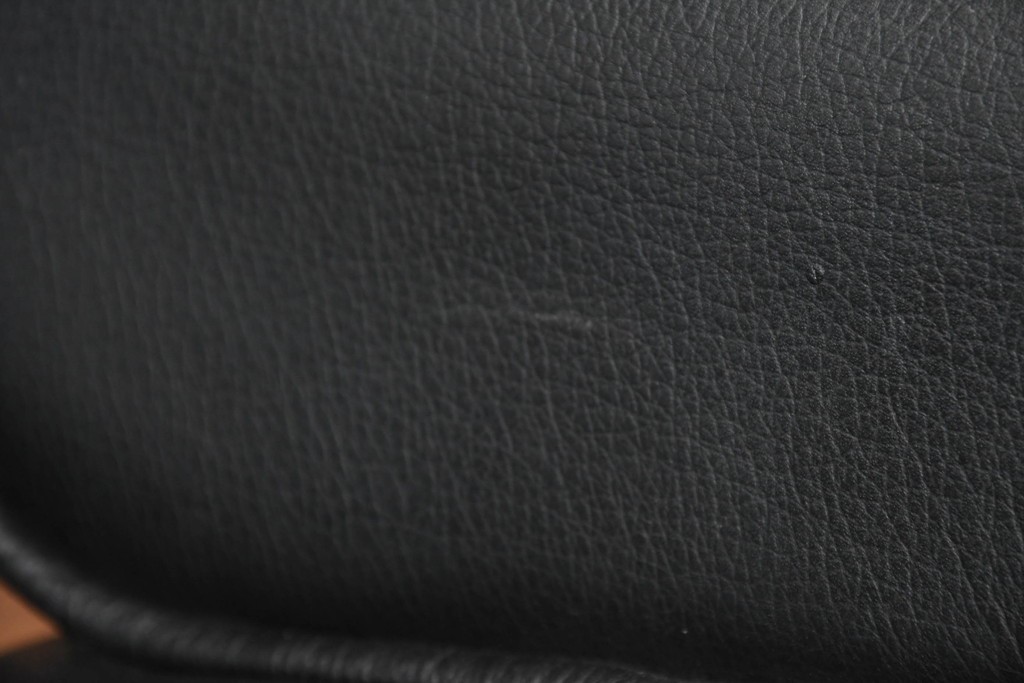 中古　Herman Miller(ハーマンミラー)　本革　こだわり抜かれた座り心地のイームズラウンジチェアとオットマンのセット　定価約113万円　(R-086620)