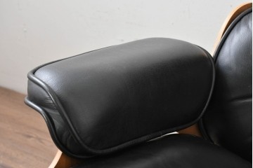 中古　Herman Miller(ハーマンミラー)　本革　こだわり抜かれた座り心地のイームズラウンジチェアとオットマンのセット　定価約113万円　(R-086620)