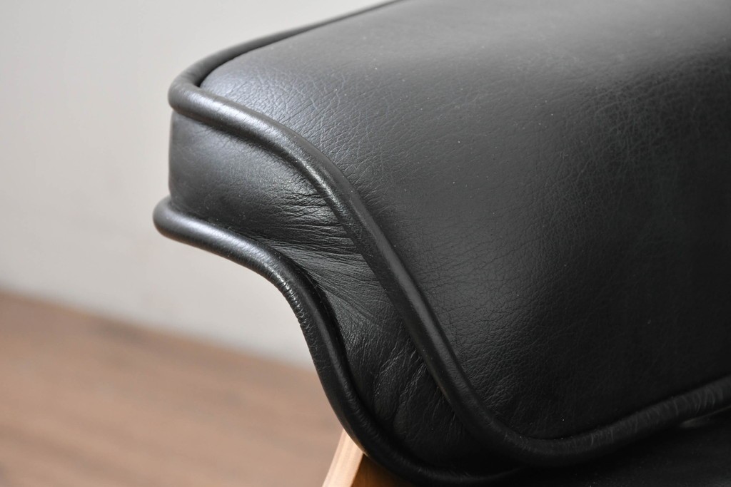 中古　Herman Miller(ハーマンミラー)　本革　こだわり抜かれた座り心地のイームズラウンジチェアとオットマンのセット　定価約113万円　(R-086620)