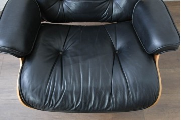 中古　Herman Miller(ハーマンミラー)　本革　こだわり抜かれた座り心地のイームズラウンジチェアとオットマンのセット　定価約113万円　(R-086620)