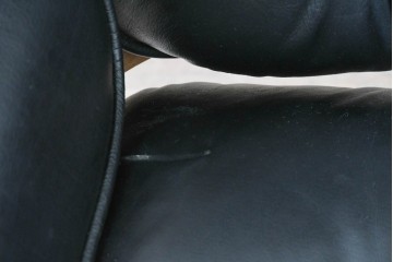 中古　Herman Miller(ハーマンミラー)　本革　こだわり抜かれた座り心地のイームズラウンジチェアとオットマンのセット　定価約113万円　(R-086620)